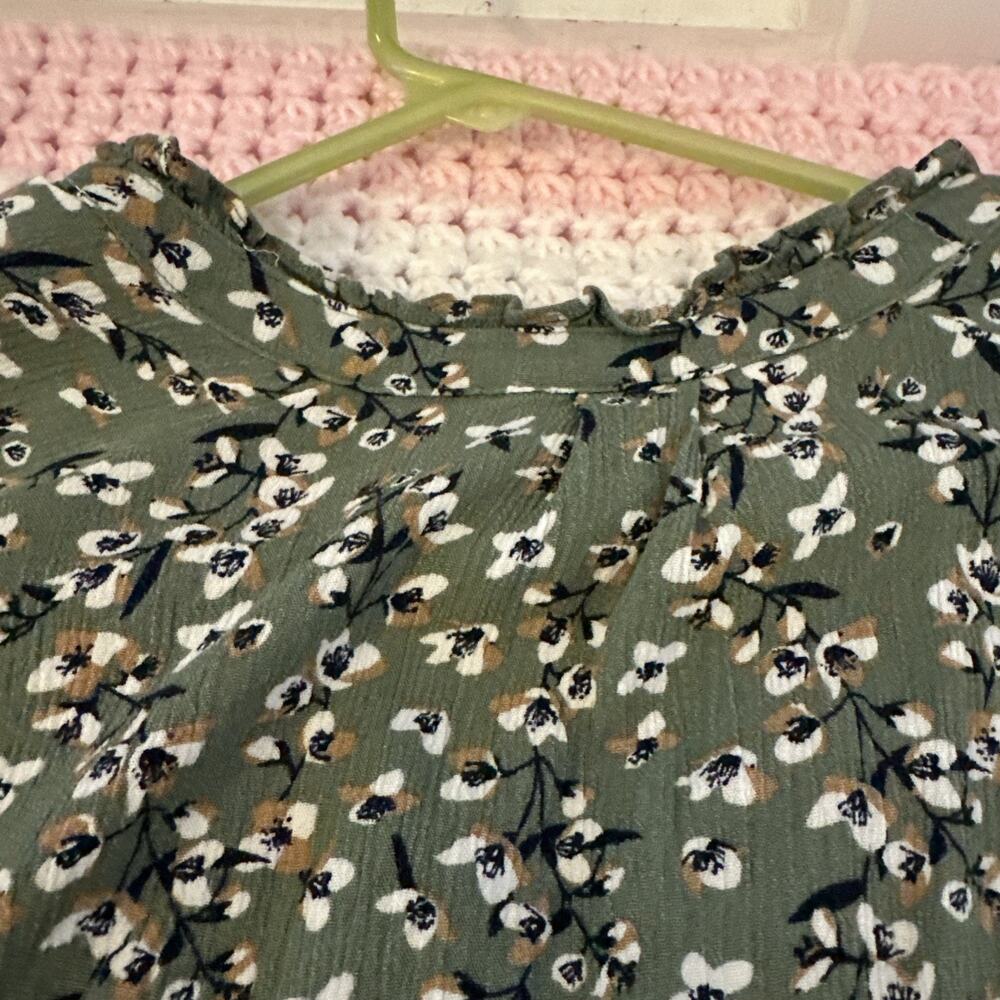 Monday Fun Green Floral Pleated Pullover 3/4 Sleeve V-Neck Blouse Size Small - Picture 14 of 16